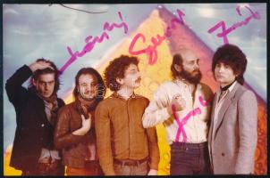 A Piramis együttes tagjainak aláírása az őket ábrázoló képen