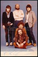 A Piramis együttes tagjainak aláírása az őket ábrázoló képen