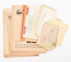 cca 1900-1945 Gyógyszerészeti témájú papírrégiség tétel: Hinffner Jenő gyógyszerész, patikus (Üllő-Pilis) részére szóló levelek; gyógyszerreklámok, prospektusok; a Gyógyszerészeti Szemle c. folyóirat számai; stb.