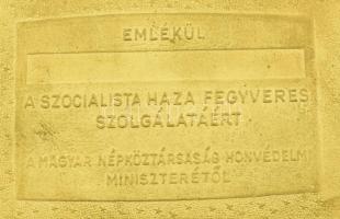 Magyar Néphadsereg "Kiváló katona" emlékdoboz, belsejében felirattal: "Emlékül a szoc...