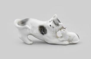 Régi porcelán macska cicájával figura, jelzés nélkül, kis kopással, h:8 cm