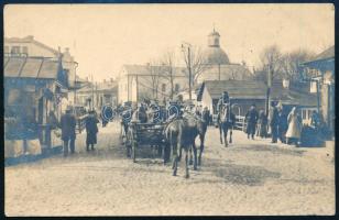 1915 Szekéren utazó magyar katonák Oroszországban, fotó, a hátoldalon feliratozva, 13,5x8,5 cm