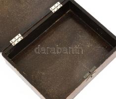 Japán fadoboz, pecséttel jelzett, festett, kopott, kulcs nélkül, 17,5x14,5x5,5 cm