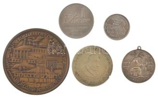 Izrael 5db-os vegyes érme- és éremétel, benne 1958. 1L Cu-Ni, illetve "Jeruzsálem a béke városa / Izraeli Védelmi Erők" bronz emlékérem (60mm) T:AU-VF Israel 5pcs mixed coin and medal lot, within 1958. 1 Lira Cu-Ni, illetve "Jerusalem ciy of peace / Israel Defence Force" bronze medallion (60mm) C:AU-VF