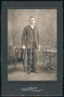 cca 1910 Virág Mihály, valamint felesége keményhátú portréfotói, 2 db amerikás magyar fotó, Claude M...