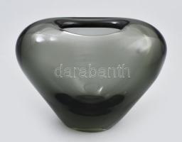 1957 Holmegaard skandináv szív formájú füstüveg váza, vastag anyagú eredeti retro skandináv üveg, alján jelezve "Holmegaard 1957", minimális kopottsággal, 19x14 cm