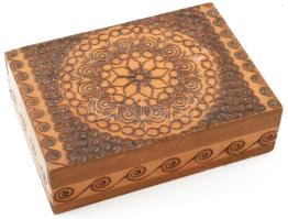 Faragott fadoboz, tele bizsu nyakláncokkal, 23x16x7 cm