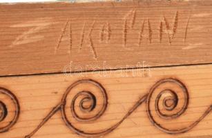 Faragott fadoboz, tele bizsu nyakláncokkal, 23x16x7 cm