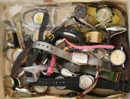 42 db vegyes mechanikus és kvarc karóra. Nem működnek, javításra vagy elemcserére szorulnak. Vegyes állapotban.