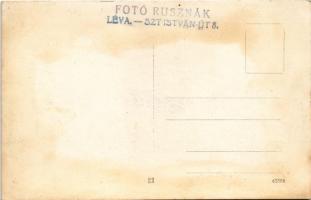 1938 Léva, Levice; országzászló avatás bevonuláskor. Fotó Rusznák Szt. István út 8. / flag ceremony,...