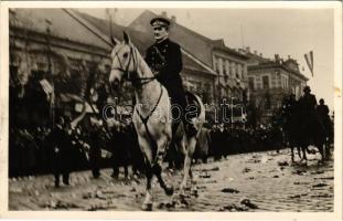 1938 Kassa, Kosice; Vitéz nagybányai Horthy Miklós kormányzó diadalmas bevonulása a vissza szerzett területekre / entry of the Hungarian troops, Horthy on white horse, shop