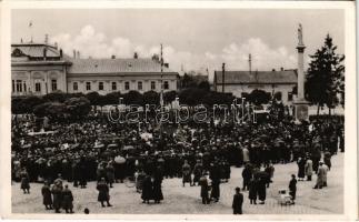 1938 Ipolyság, Sahy; bevonulás, Felvidék első országzászlójának felszentelése / entry of the Hungarian troops, Hungarian flag consecration ceremony, shops in the background + "1938 AZ ELSŐ VISSZATÉRT MAGYAR VÁROS IPOLYSÁG" So. Stpl.