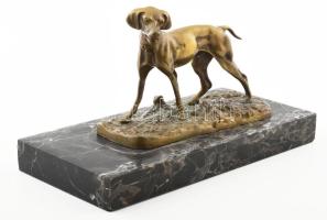 Figyelő vadászkutya. Öntött bronz szobor, márvány talapzaton, melyre nincs rögzítve. Jelzés nélkül, ...