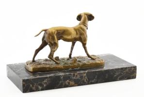Figyelő vadászkutya. Öntött bronz szobor, márvány talapzaton, melyre nincs rögzítve. Jelzés nélkül, ...
