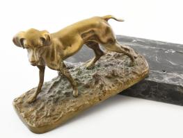 Figyelő vadászkutya. Öntött bronz szobor, márvány talapzaton, melyre nincs rögzítve. Jelzés nélkül, ...