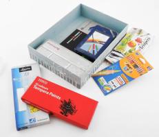 7 doboz festő- és rajzolóeszköz (temperafesték, színes ceruza)