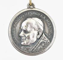 Ezüst(Ag) nyaklánc, jelzett, h: 38 cm, nettó: 1,8 g + fém II. János Pál pápa medál, d: 2,8 cm
