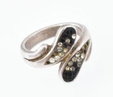 Ezüst(Ag) gyűrű fekete-fehér strasszokkal, hiányos berakással, jelzett, méret: 50, bruttó: 6,2 g