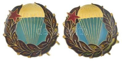 ~1960-1970. Magyar Néphadsereg ejtőernyős aranyozott, műgyantás fém jelvény (2x) (36mm) T:AU