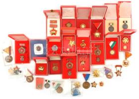 Közepes doboznyi szocialista kitüntetés és jelvény, közte sok tokos T:vegyes