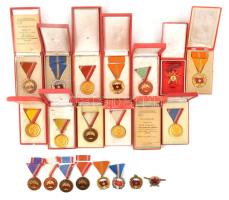21db katonai kitüntetés a szocialista időszakból, közte sok tokkal T:vegyes