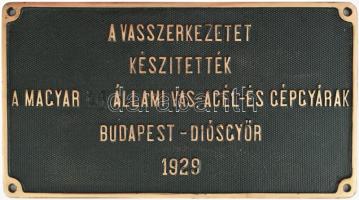 "A vasszerkezetet készítették a Magyar (Kir.) Állami Vas-, Acél- és Gépgyárak Budapest-Diósgyőr 1929". Bronz tábla, felújított állapotban, 33,5x18 cm