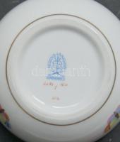 Herendi jelzéssel és sorszámmal ellátott bonbonier kidomborodó rózsa dísszel, 11,5cm-es átmérővel és...