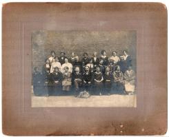 1923 Csoportkép, nagyméretű, kartonra kasírozott fotó, a hátoldalon datálva, aláírásokkal, a karton sérült, 16x21,5 cm
