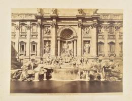 cca 1900 Róma, Fontana di Trevi, nagyméretű, kartonra kasírozott fotó, a karton kissé foltos, kissé hullámos, 19,5x25,5 cm