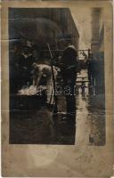 1915 Pola, Pula; Osztrák-magyar matróz ruhát mos az utcán, Réhm Stefán levele / K.u.k. Kriegsmarine / WWI Austro-Hungarian Navy mariner washing clothes on the street. photo + "K.U.K. MASCHINENSCHUL KOMMANDO" + "K.U.K. MARINEFELDPOSTAMT POLA" (fa)