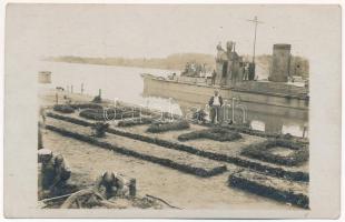 A Magyar Királyi Folyamőrség "COMPÓ" őrnaszádja, parton saját felirattal / Hungarian Royal River Guard ship. photo