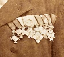 cca 1900 Ismeretlen férfi portréja, számos kitüntetéssel, közte hazai és külföldi kitüntetésekkel, k...