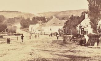 cca 1900 Kakova, Aranyosivánfalva, utcakép, kartonra ragasztott fotó, kartonon szakadásokkal, 21,5×3...