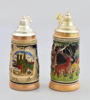 2 db német ónfedeles kerámia söröskorsó (München városképes, vadászjelenetes), jelzett, m: 18,5 - 19,5 cm