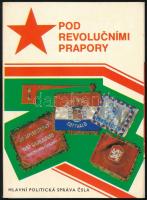 1981 Pod Revolucními Prapory. [Forradalmi lobogók alatt.] 12 nagyrészt 1944-1945-ös szocialista, "forradalmi" zászlót ábrázoló képeslap. 1981, Hlavní Politická Správa CSLA, 12 t. Teljes. Cseh és orosz nyelven. Kiadói papírmappában.