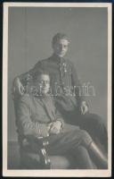 cca 1914-18 Sárdy Brutus (1892-1970) festőművész, restaurátor az I. világháború idején katonai egyenruhában, kitüntetéssel dekorálva, katonatársa körében, fotólap, 13,5x8,5 cm