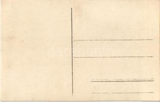 Magyar leányok népviseletben / Hungarian girls in folk costumes. photo