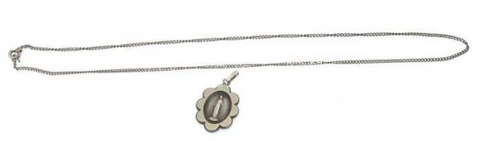 Ezüst(Ag) pancer nyaklánc, jelzés nélkül, h: 44 cm, sérült, nettó: 4,2 g + fém Mária medál, 3×2 cm