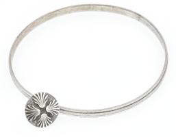 Ezüst(Ag) karperec, jelzett, h: 6,5 cm + ezüst(Ag) kitűző, jelzett, d: 1,5 cm, nettó: 11,5 g