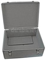 Leuchtturm alumínium érmetartó koffer kivehető tálcák nélkül, kulcsokkal, a külső részén kissé sérül...