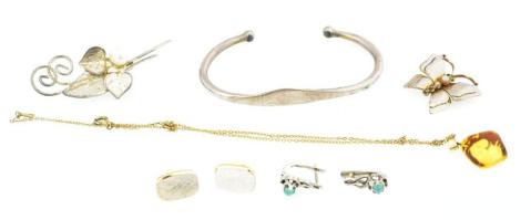 Vegyes bizsu tétel, kitűző, mandzsettagomb, nyaklánc, fülbevaló, karperec