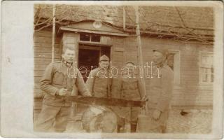 Első világháborús osztrák-magyar katonai tábor, fát fűrészelő katonák / WWI K.u.k. military camp, soldiers sawing a tree. photo (EK)