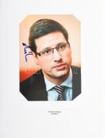 Gulyás Gergely (1981-) politikus aláírása az őt ábrázoló fotón