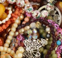 Igényes bizsu nyaklánc tétel: gyöngynyakláncok, korall, borostyán, csont, zonácozott fém, egyéb féld...