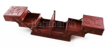 Bordó fa varródoboz, 6 részes, fedelén havasi gyopár mintával. Kopásokkal, az egyik fiók alja hiányz...