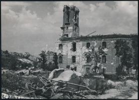 1945 Szendrő István (1908-2000): Budapest, Tabán, szétlőtt rác templom, pecséttel jelzett fotó, 16,5×23 cm