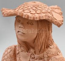 Illár Erzsébet (1940-): Ülő lányka terrakotta szobor, jelzett m: 21 cm