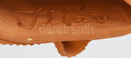 Illár Erzsébet (1940-): Ülő lányka terrakotta szobor, jelzett m: 21 cm