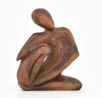 Absztrakt ülő ember figura, faragott fa, kopottsággal, m: 15 cm