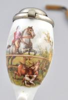 Régi porcelán pipa, lovas vadászat ábrázolással, szaru szopókás fa pipaszárral, jó állapotban